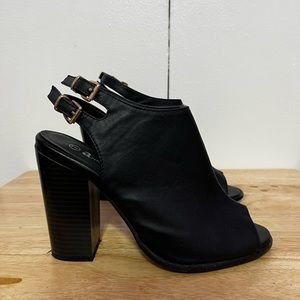 Heeled bootie peep toe